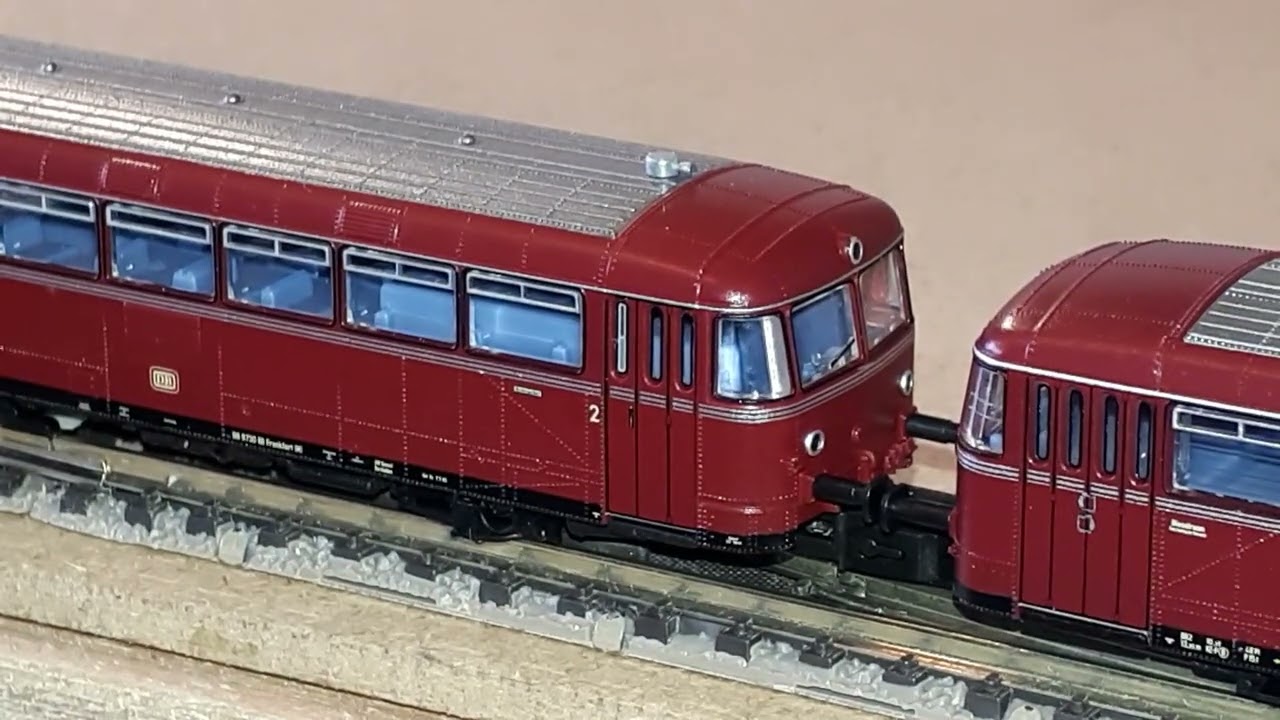 Ein VT 98 mit Beiwagen  auf der kleinen Strecke. 