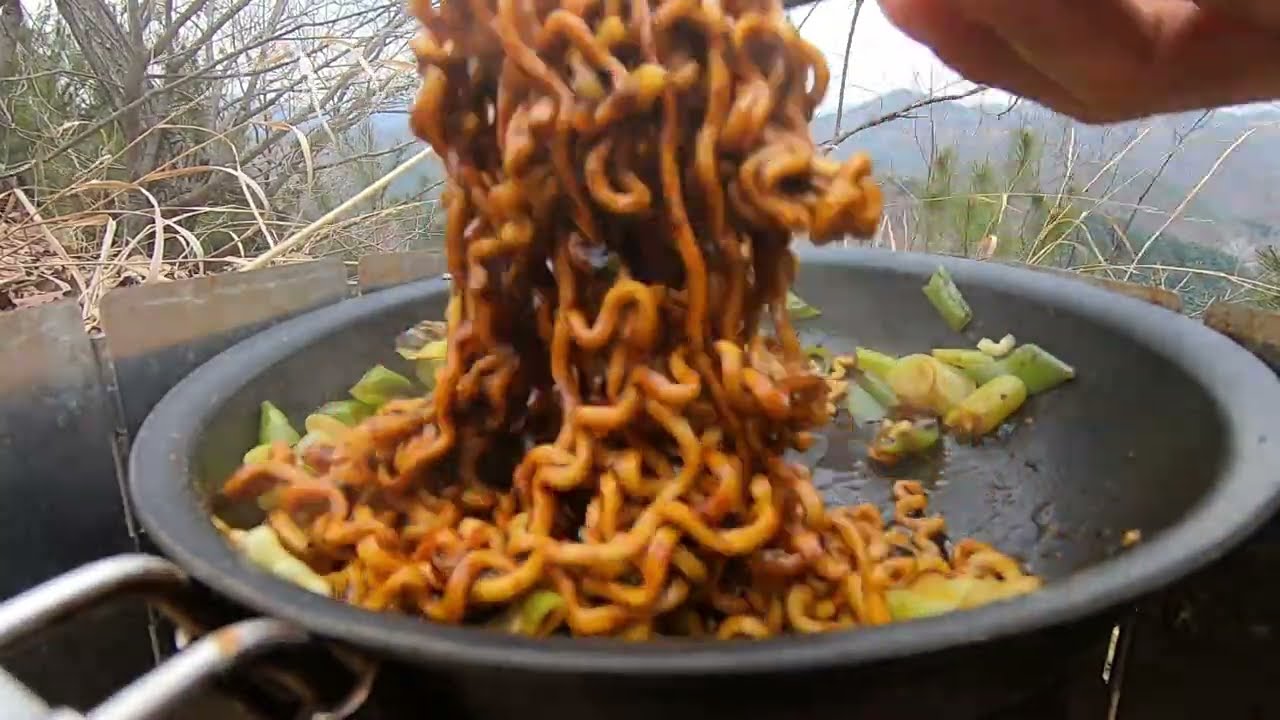 A Walk In The Woods : Trangia Stove & Excalibur Flypan, Black bean instant noodles