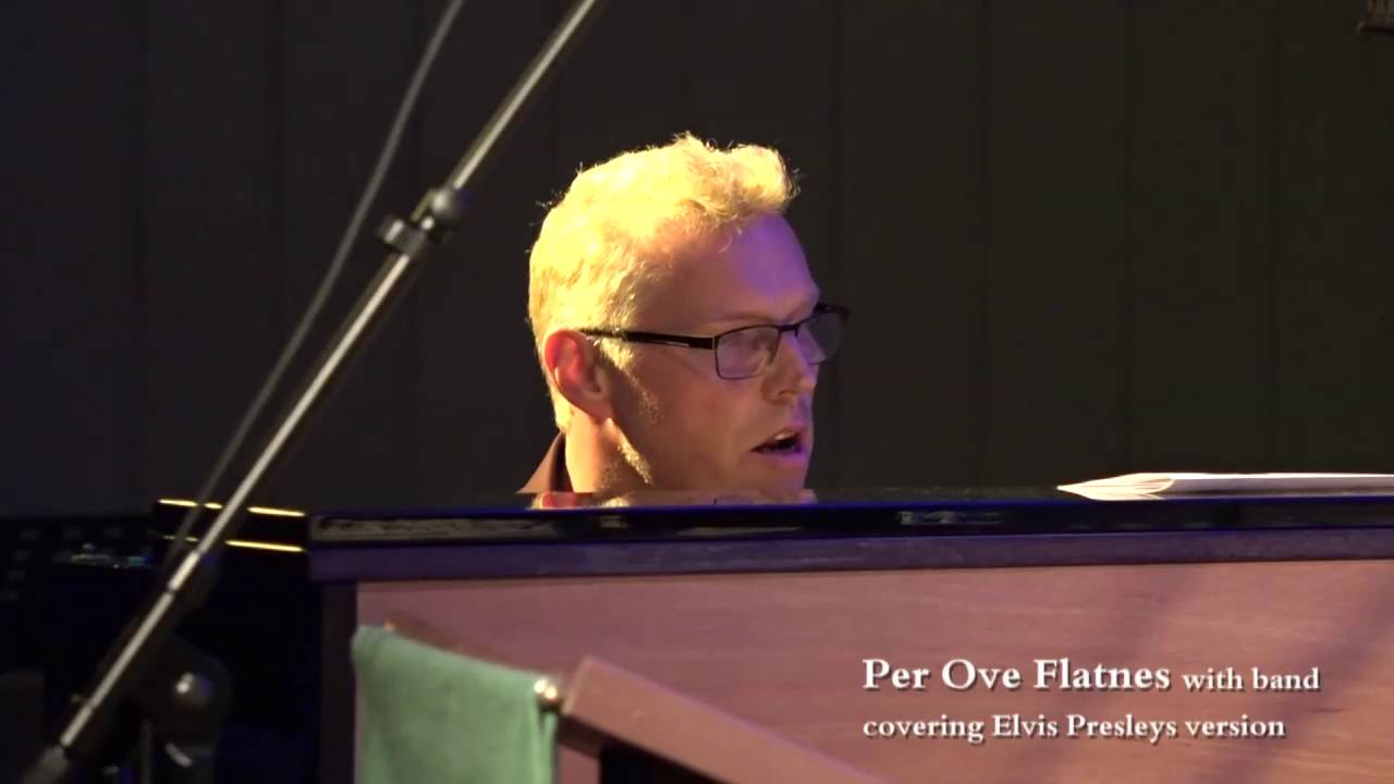 Norwegian truckdriver sings amazingly like Elvis.