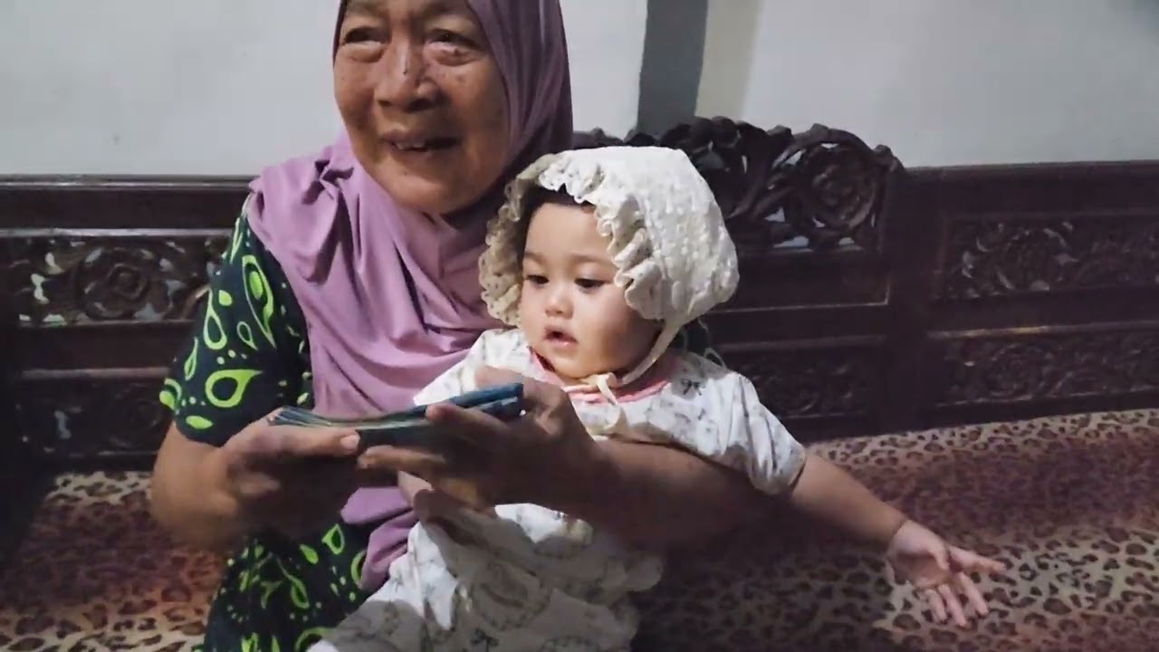 AMBIL GAJI BUAT AKUNG !! MATUA DATANG BAWA BANYAK HADIAH DARI KUDUS..MASYALLAH