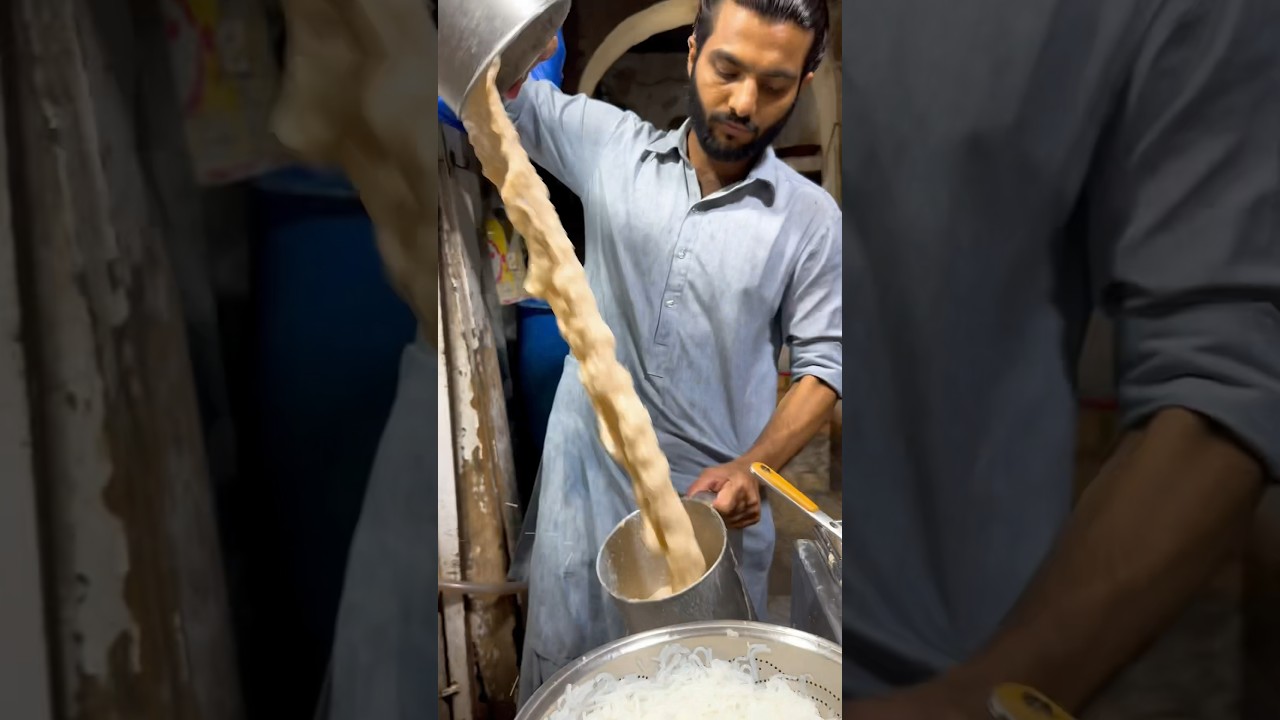 BEST RABRI DOODH IN LAHORE | TAARI LASSI WALA ANDROON LAHORE MAKING BEST RABRI DOODH | #shorts