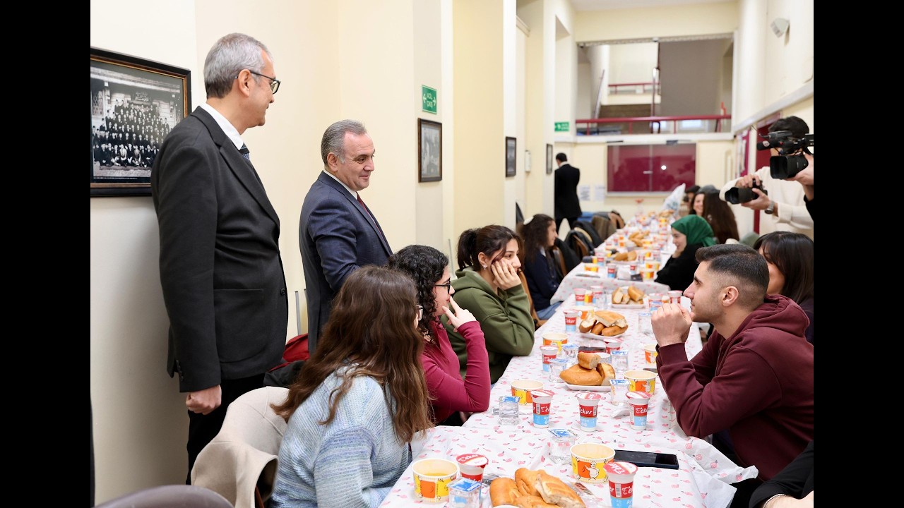 Rektörümüz Prof. Dr. Altun, Eczacılık Fakültesi Öğrencileri ile İftar Yaptı