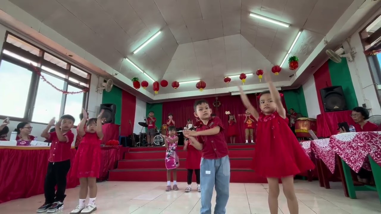 penampilan dance dari kelompok A, perayaan imlek