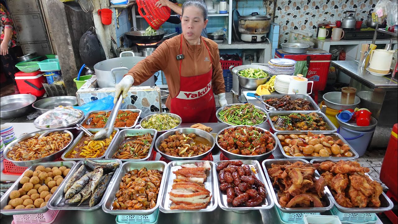 Cơm trưa chợ Lớn Sài Gòn nấu tới đâu bán tới đó trong thật hấp dẫn giá bình dân khách du lịch ghé ăn