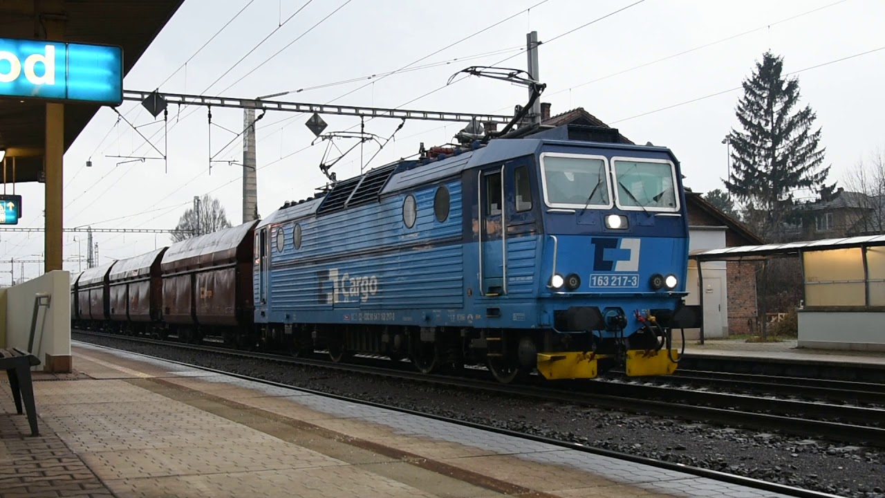 Rozjezd lokomotivy 163.217 s těžkým nákladním vlakem ve stanici Prosenice 30.12.2018