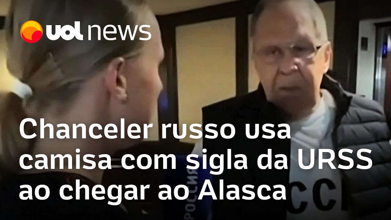Chanceler russo usa camiseta com sigla da União Soviética ao chegar para reunião entre Putin e Trump