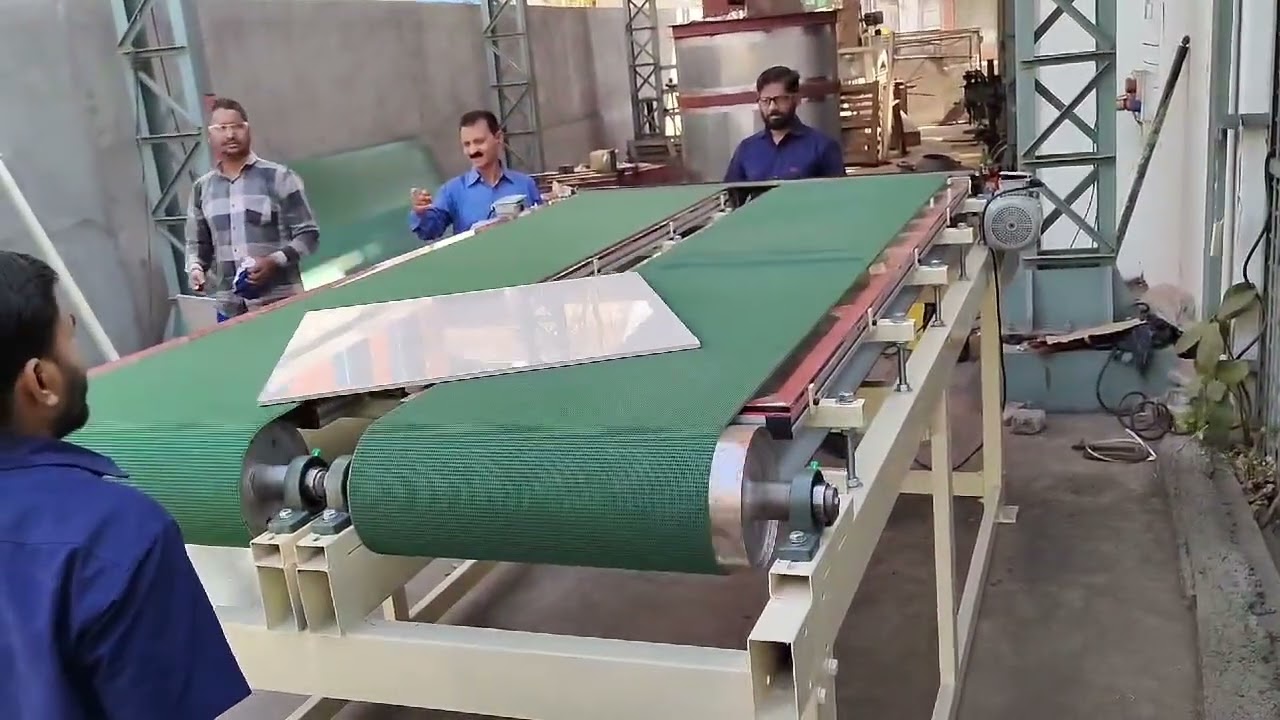 Conveyor table for rotating large tiles (slabs)
