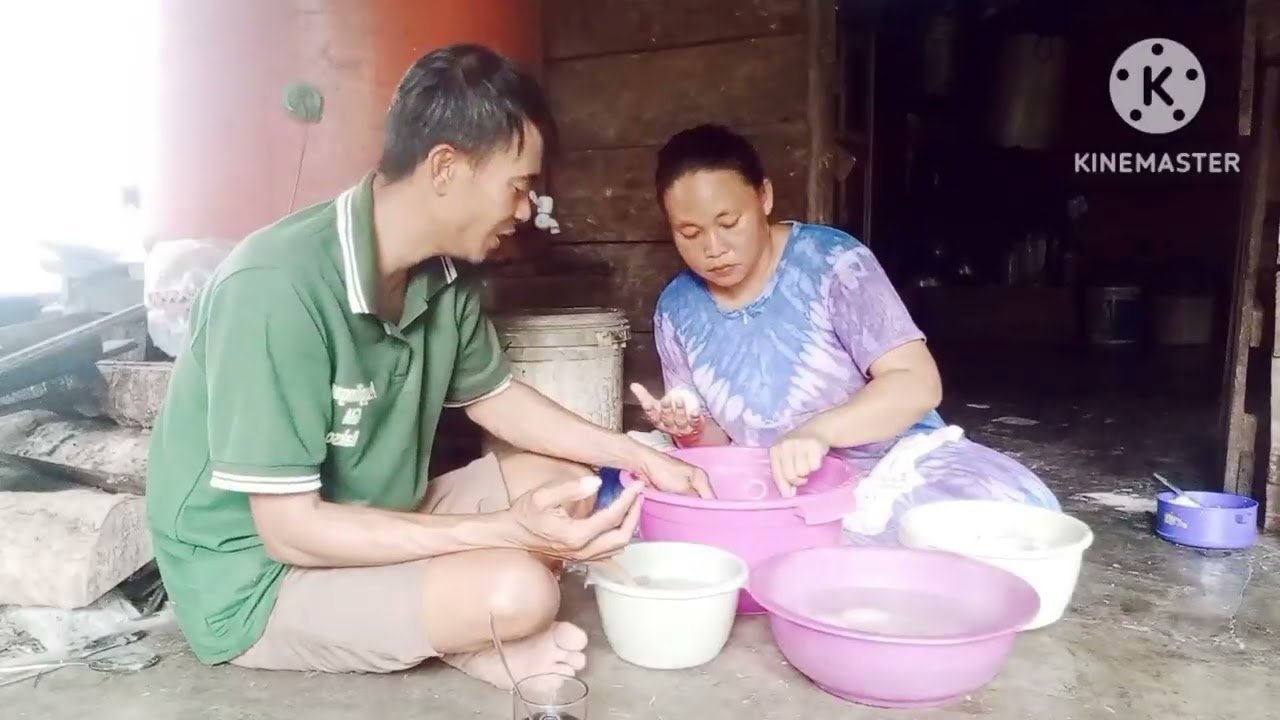 Cara membalut telur ayam dengan adonan 