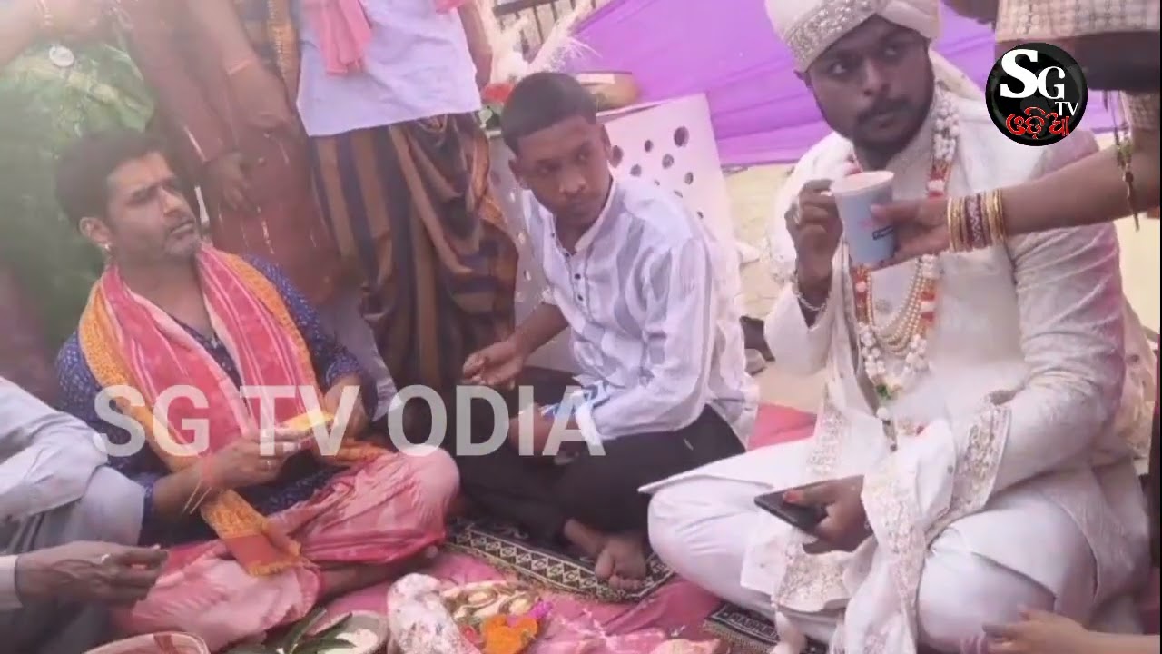 ମାଟିରେ ରଖିବାକୁ ଦେଲେନି ପାଦ କାର ଭିତରୁ ଦେବାଙ୍କୁ ଟେକି ନେଇଗଲେ ଶଳାମାନେ!