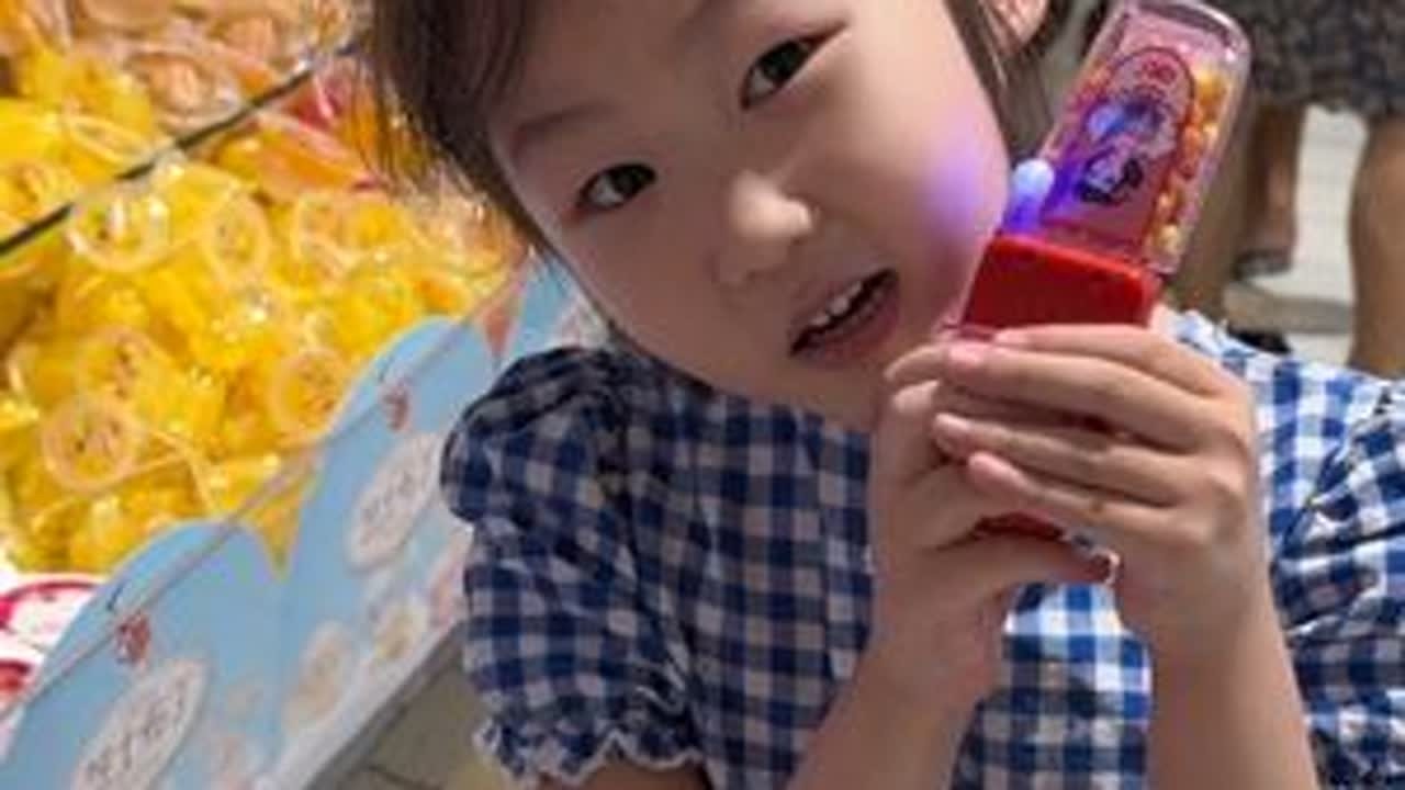 今天立秋了贴秋膘的日子，带奶糖来超市里买点五花肉，小家伙好开心啊。
