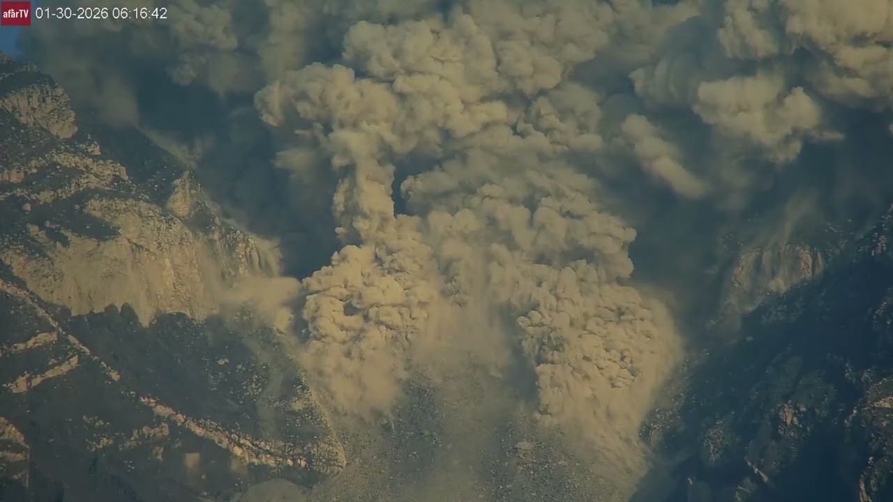 30 stycznia 2026 r.: Gwałtowne erupcje wulkanu Semeru | Wybuch słyszany 22 sekundy p&oacute;źniej