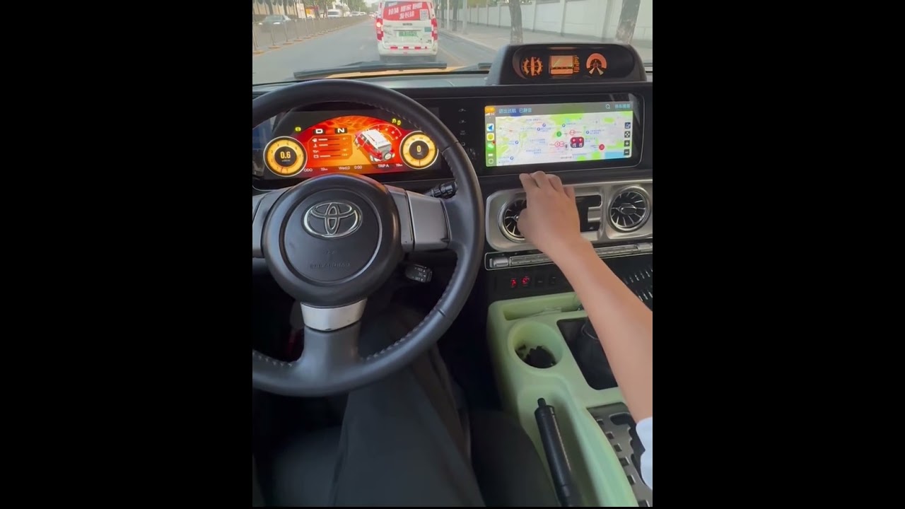 Замена штатной цифровой приборной панели Belsee для Toyota FJ Cruiser на Android-магнитолу.