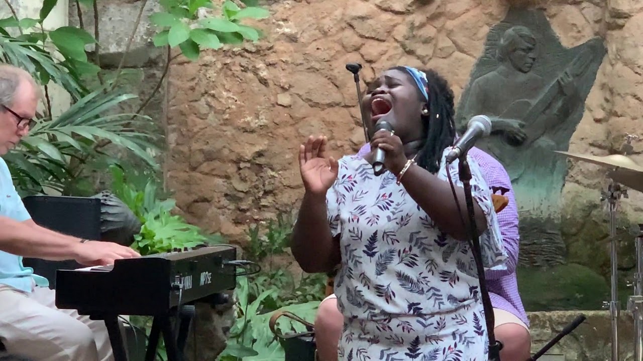 Intimate performance of Bésame Mucho by Daymé Arocena