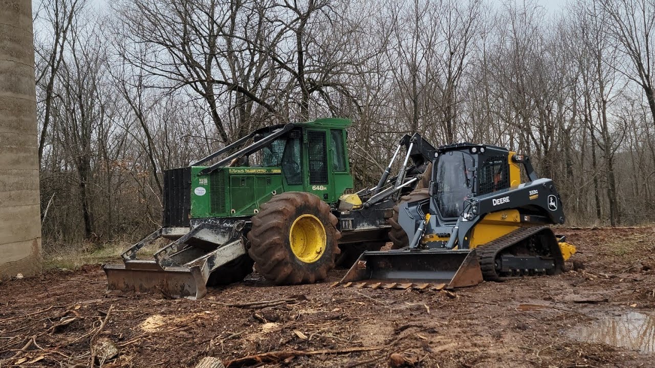 2022 John Deere 333G High-Flow with Forestry guarding
