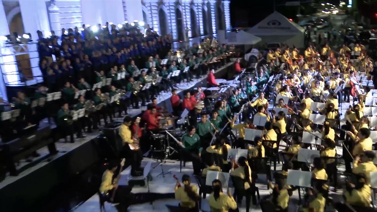 400 niños y jóvenes salvadoreños desde la escalinata de nuestro Palacio Nacional