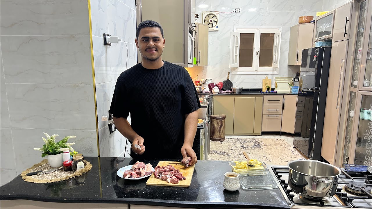 أبني رجع من المدرسة 👌قالي خليكي مرتاحة ومتشليش هم طول ما أنا عايش 👌دخل المطبخ وعمل الغدا لاخواته✋
