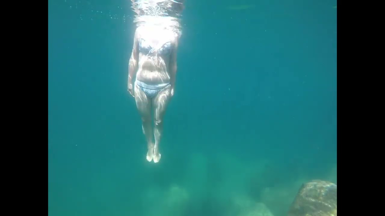 Underwater woman freediving no fins M015