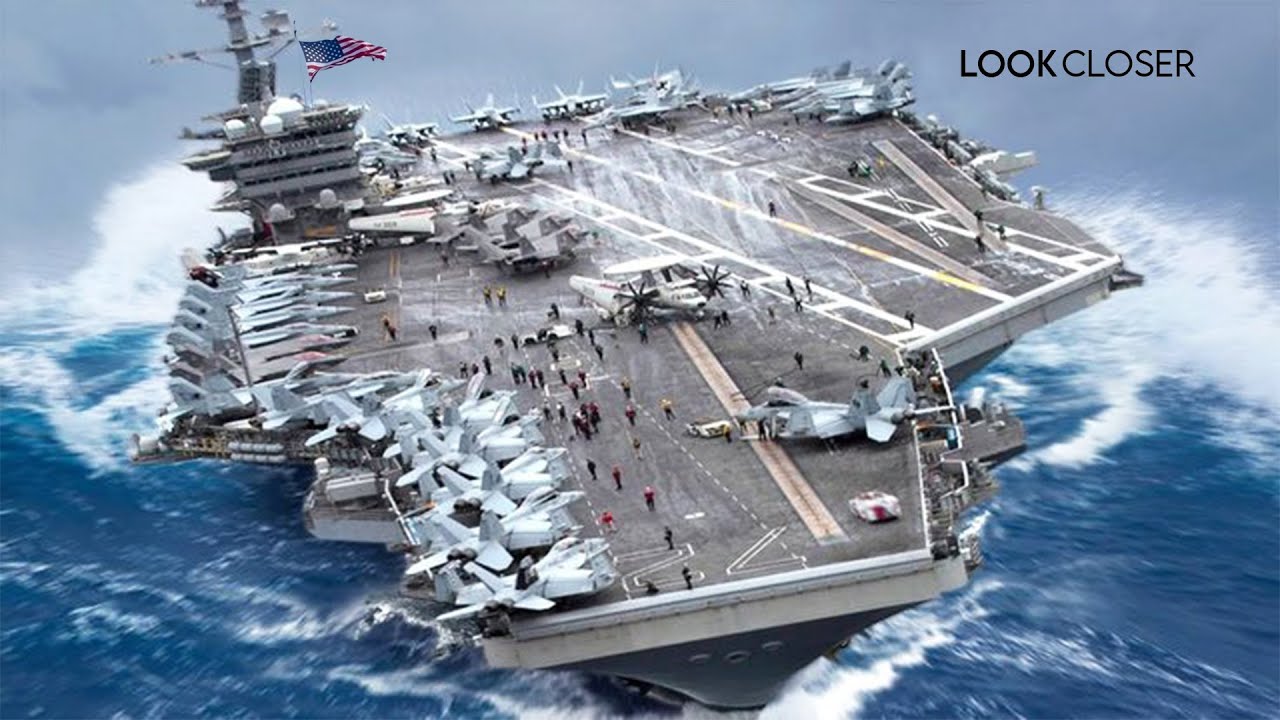 La vie &agrave; l'int&eacute;rieur du porte-avions g&eacute;ant am&eacute;ricain contre les grosses vagues