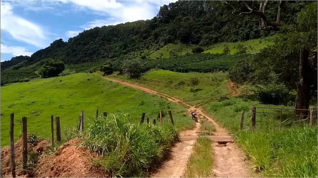 Estrada deserta para o Morro Vermelho São Sebastião do Paraíso mg
