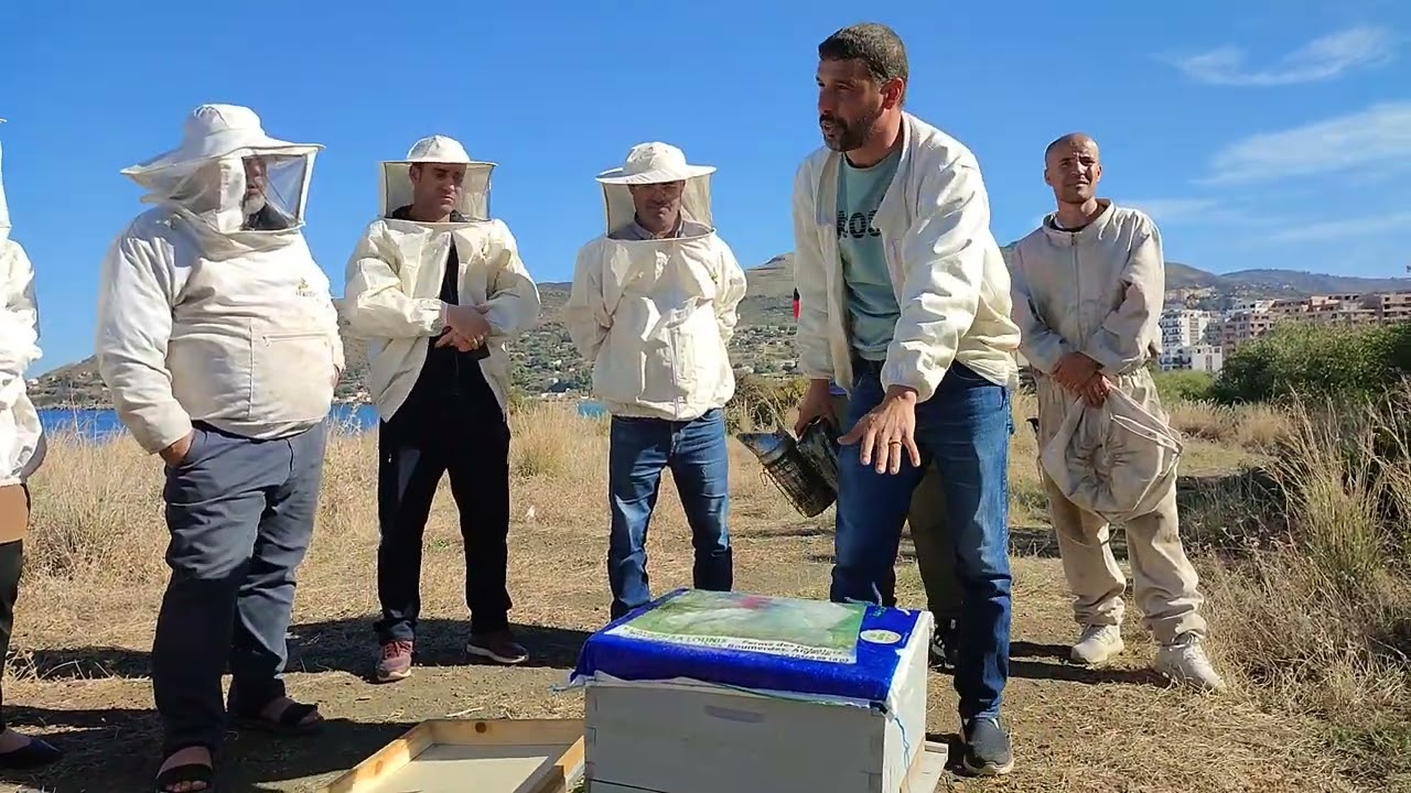 Démonstration sur site au sujet de la mise en hivernage des abeilles