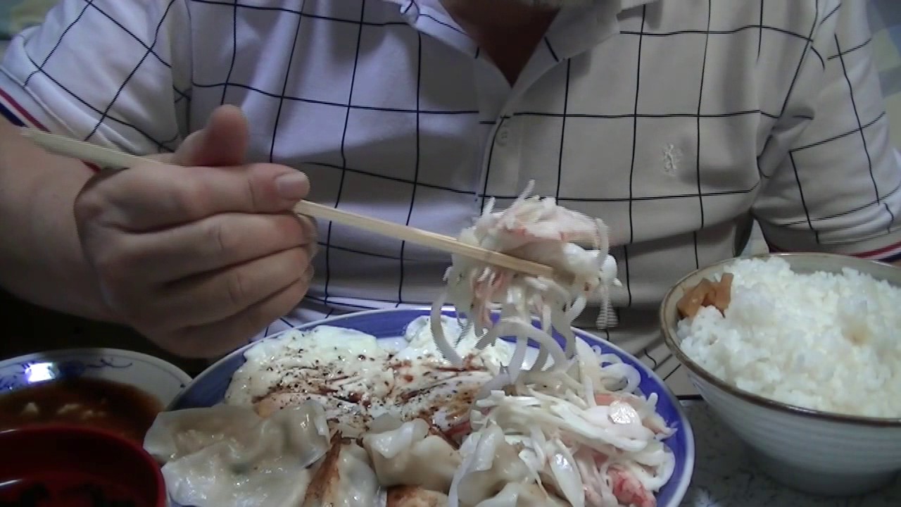 【一人deごはん】Let’s eat！好きなおかず！AJINOMOTO冷食・焼き餃子＆目玉焼きW＆マヨあえタマネギサラダ定食！