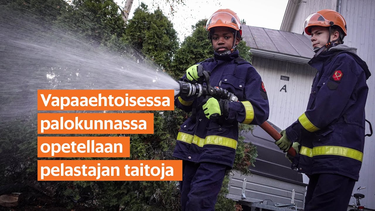 Nuoret esittelevät vapaaehtoista palokuntaa