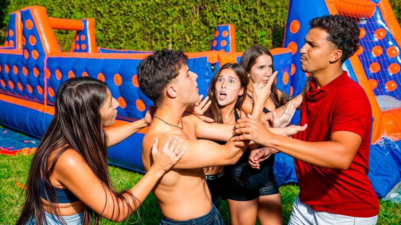 Ele Invadiu O Nosso Fut Sabão E Estragou Nossa Diversão 