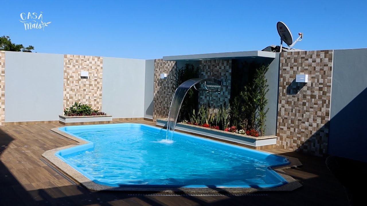 Piscina integrando salão de festas