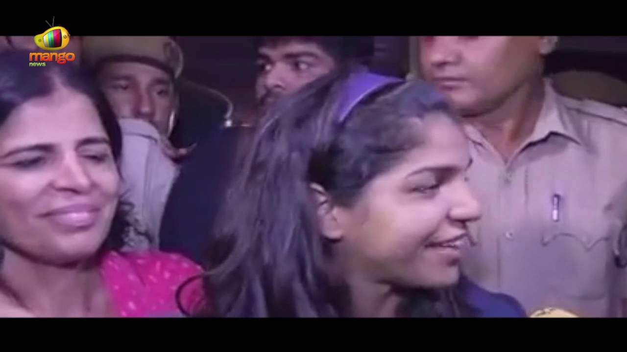 Sakshi Malik Gets Hero's Welcome At Delhi Airport | Mango News