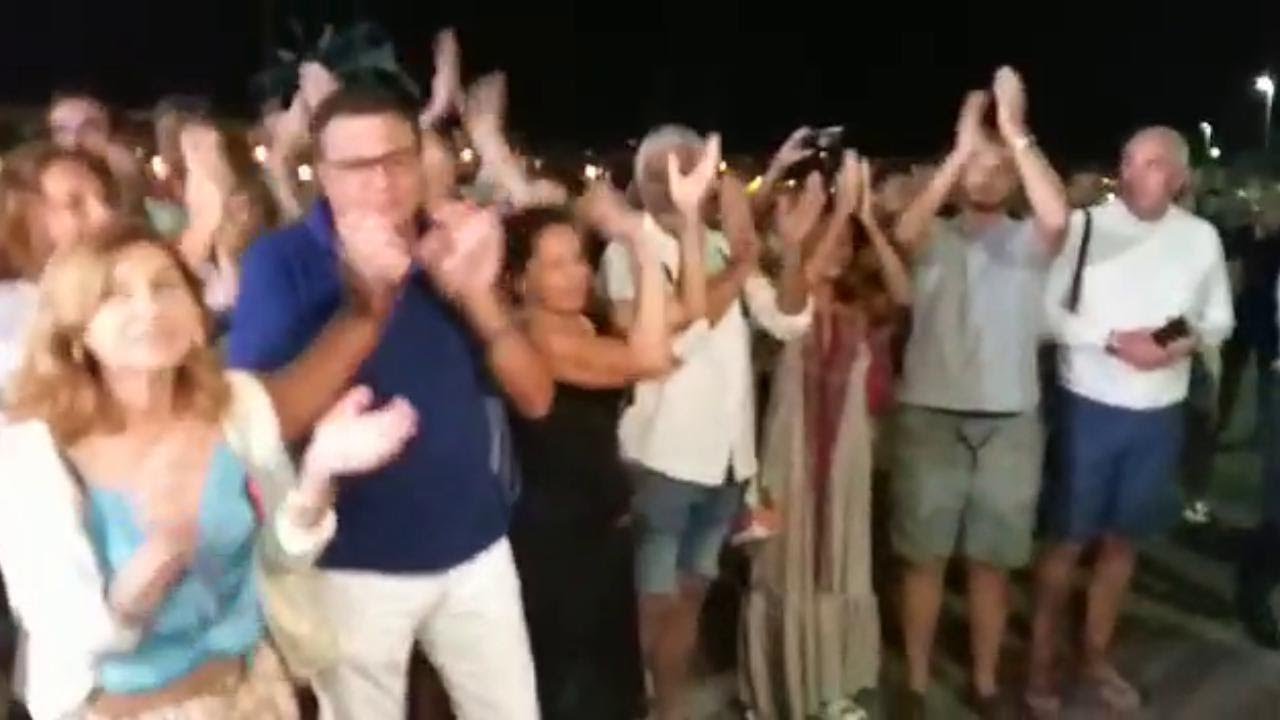 Lampedusa, cori di benvenuto per i migranti e l'urlo solitario della leghista: 