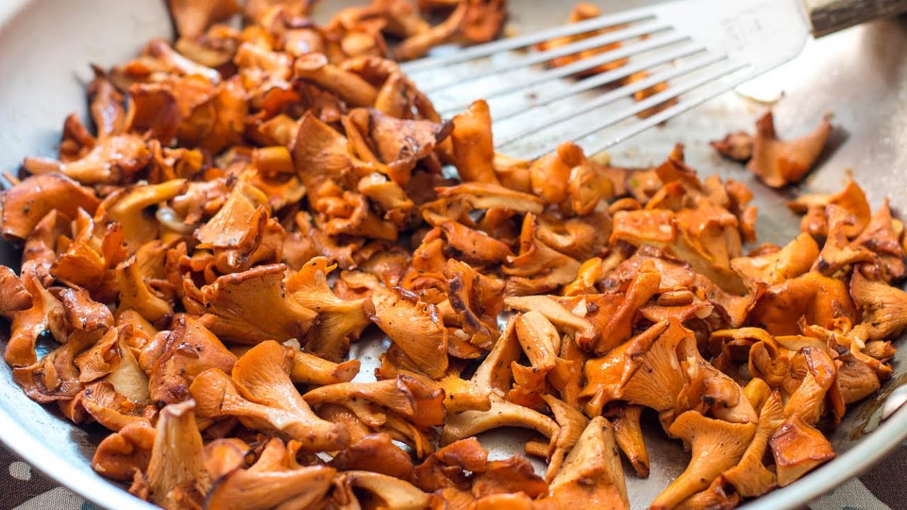 Простой и быстрый рецепт жареных лисичек (лисичек) - EatSimpleFood.com