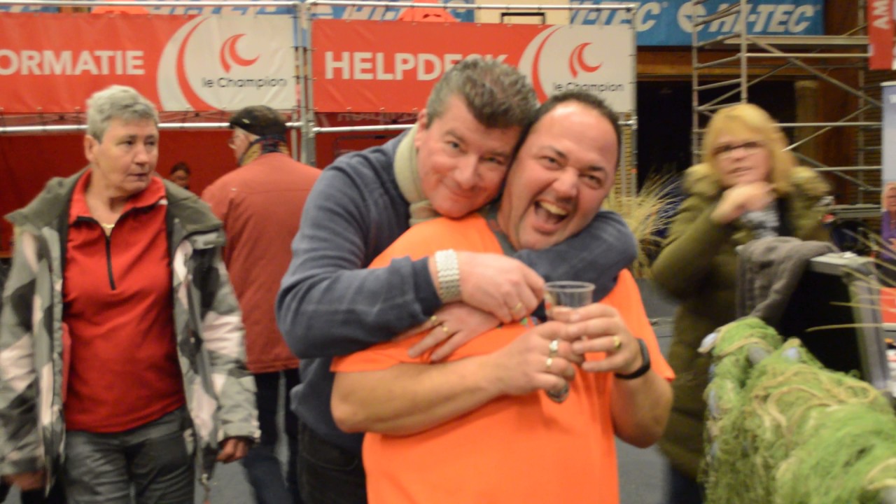 Rene Eshuijs laat de wandelaars tot op het laatst feesten en genieten tijdens de Egmond Marathon !