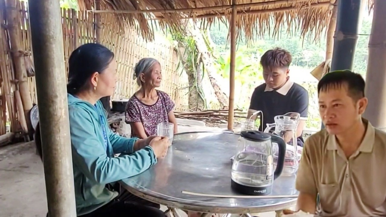 Huong's son came to see Tuyet and told her what he wanted
