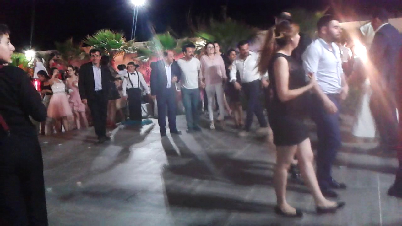 Samandağ Atatürk orta okulu öğretmenleri baloda halay çekiyor