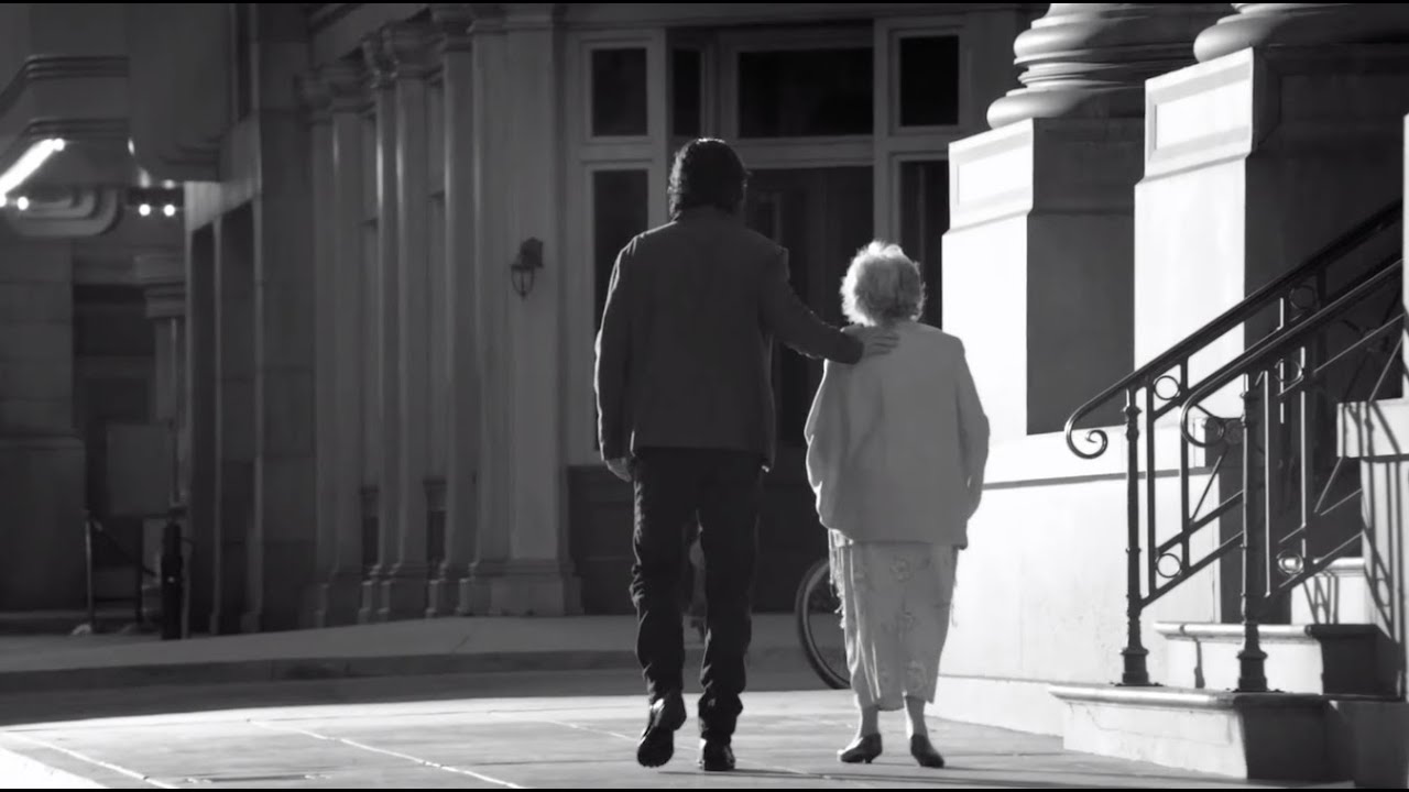 Ricardo Arjona - Mi Novia Se Me Está Poniendo Vieja (Video Oficial)