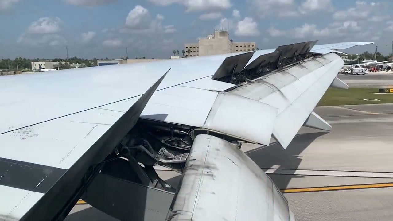 American Airlines Boeing 777-300ER Landing & Taxi at Miami International Airport (KMIA)