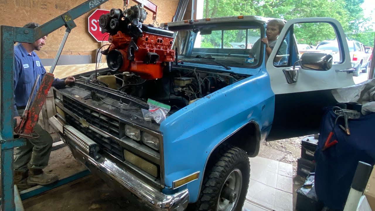 Бюджетный вариант замены двигателя Chevrolet Square Body 350 и трансмиссии Turbo 400 1985 года!