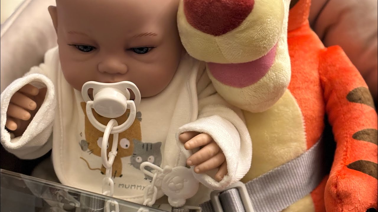 Cambio il pannolino alla mia bambola reborn