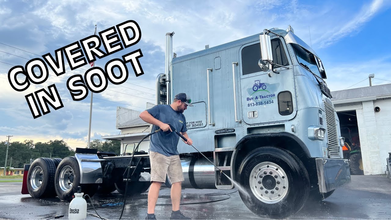 Pressure Washing my 30 Year Old Cabover Paint, Satisfyingly Clean!