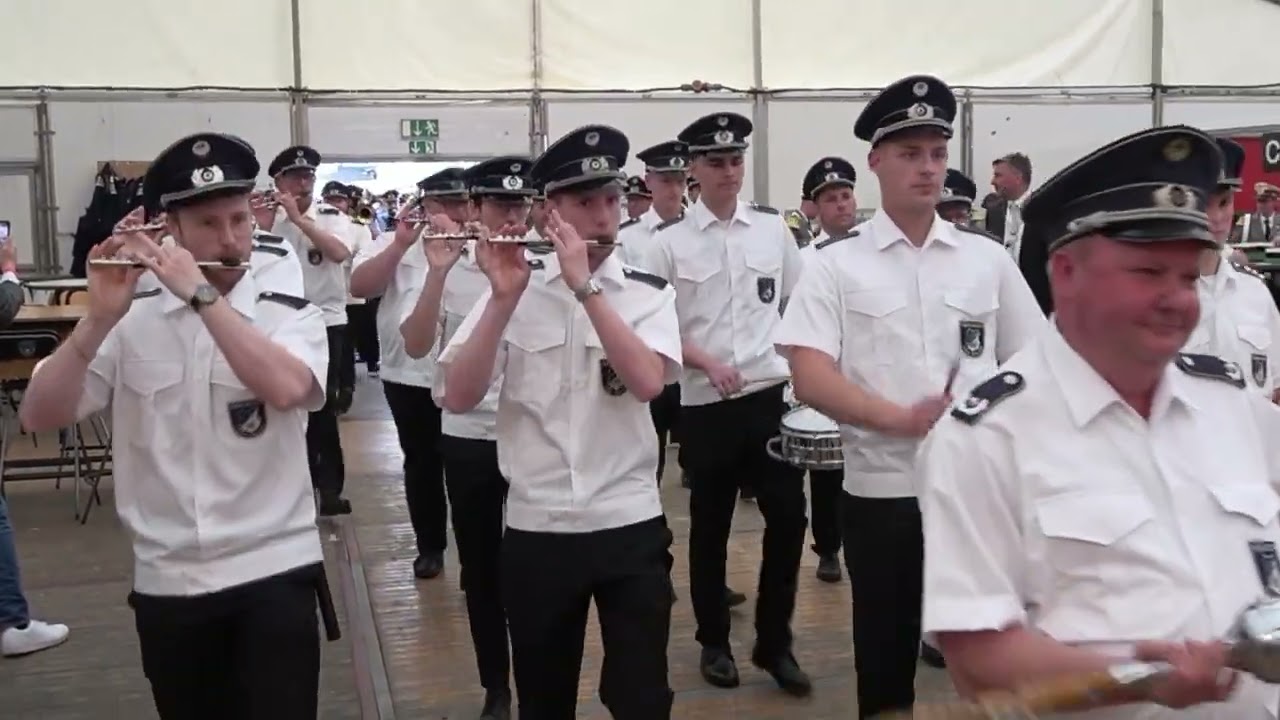 2025 Schützenfest in GV-Neukirchen 17. Mai. Das Königspaar kommt ins Festzelt.