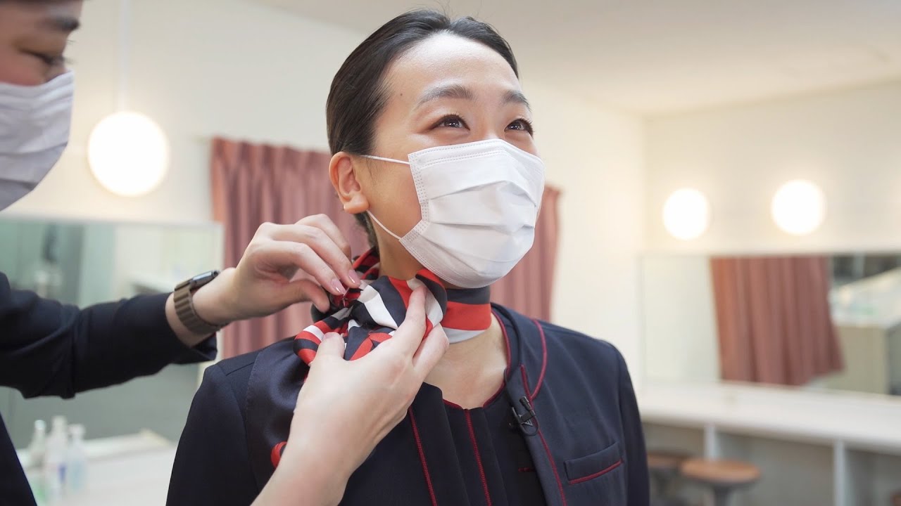 浅田真央、JALのCAに挑戦！制服着用でテンションMAXに！　JAL「安全･安心な新しい空の旅にむけて」篇WEB動画