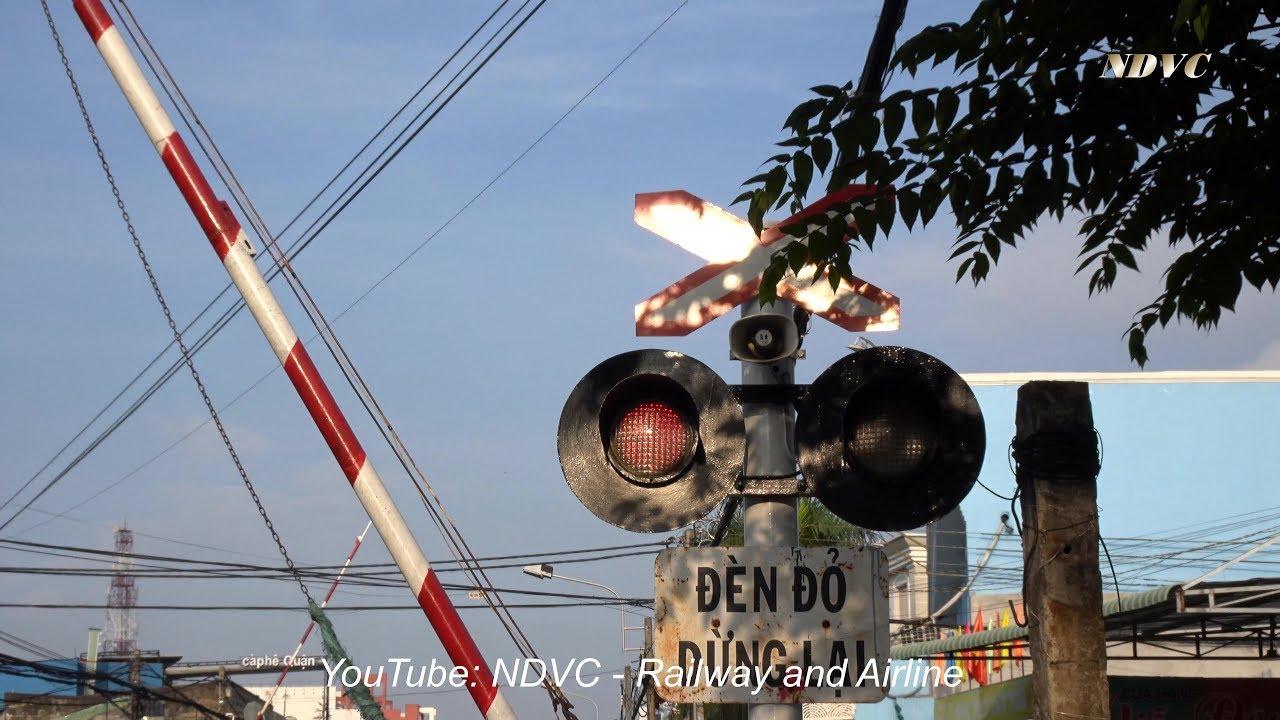 RAILROAD CROSSING | TRAIN SE8 SAIGON - HA NOI QUA PHỐ BIÊN HÒA TRONG NẮNG MỚI (14/04/2019)