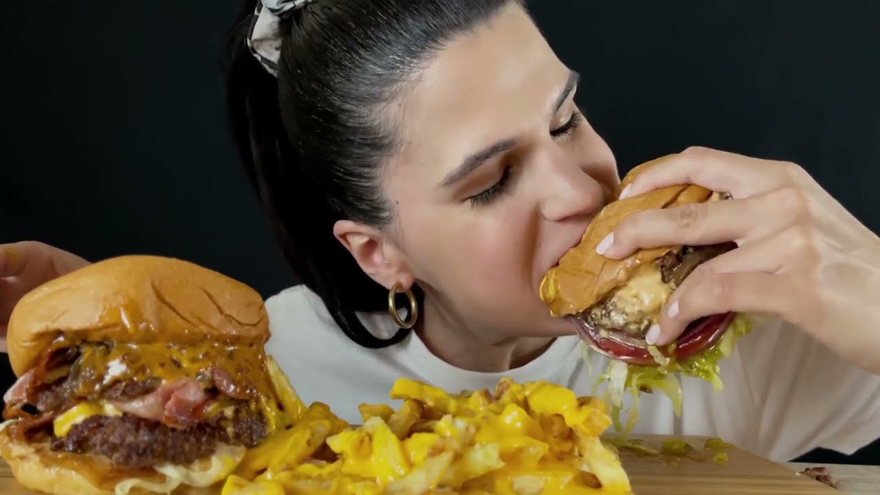 BIG JUICY BURGERS & CHEDDAR SAUCE FRIES | MUKBANG | ASMR