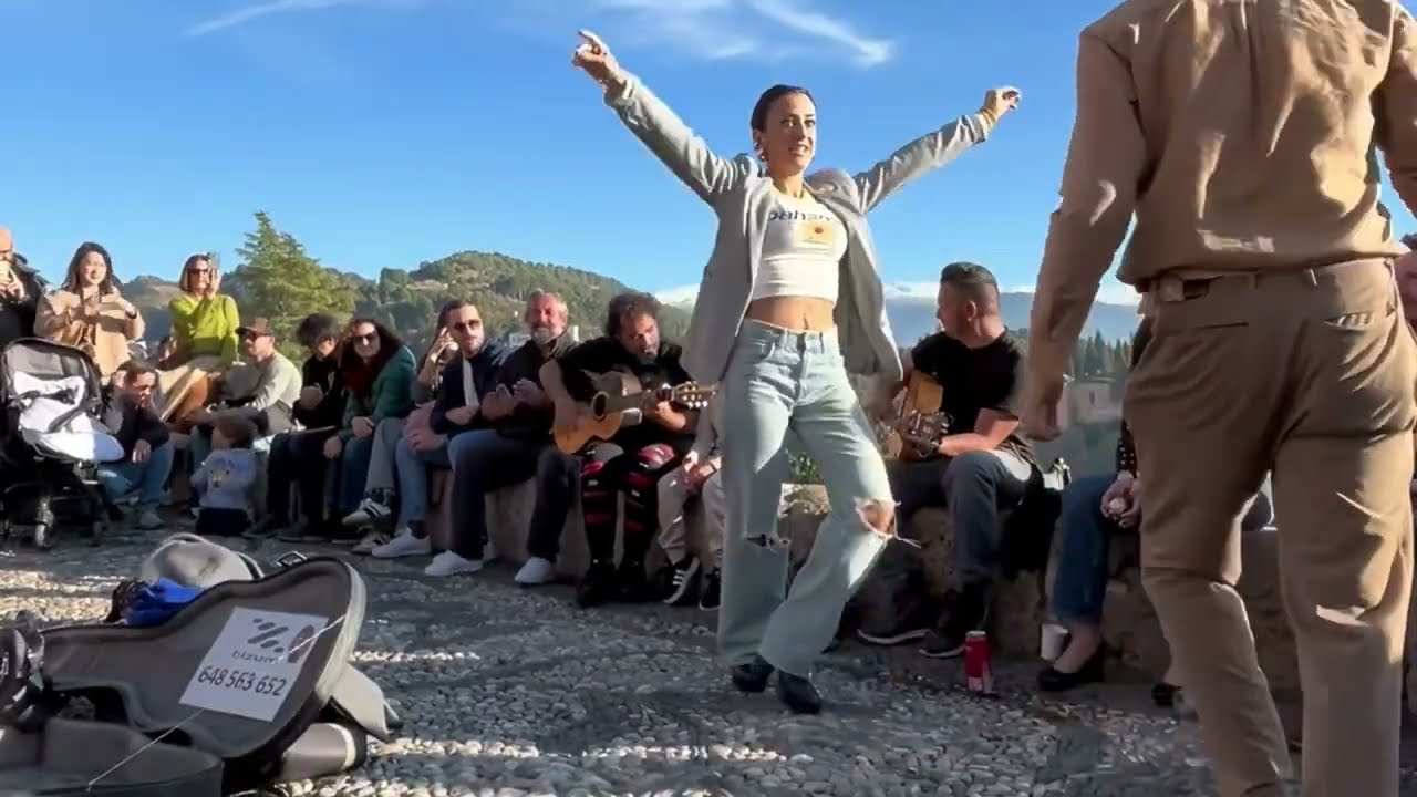 Fiesta espontánea en el Mirador de San Nicolás! 🎶 Granada nunca había bailado así! #granada #baile 