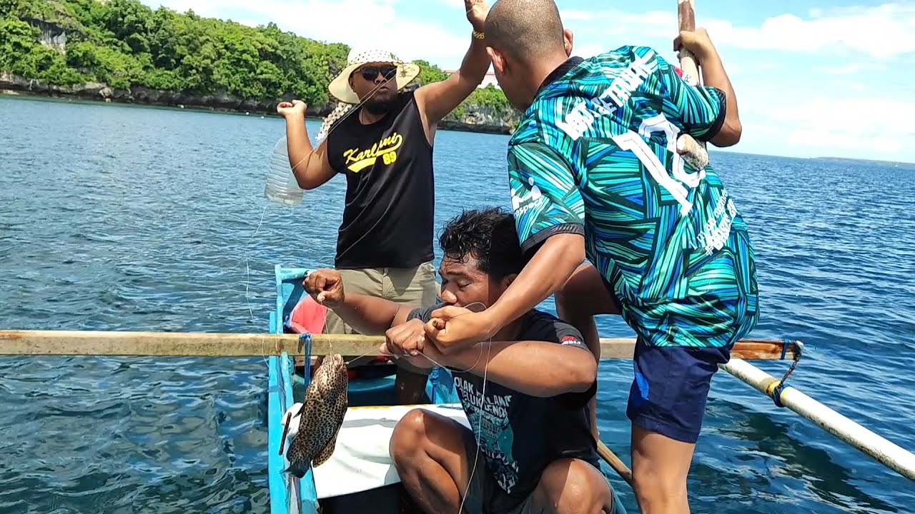 Ini Kacau,.! Satu Ekor Ikan Memakan Dua Kail Milik Orang Yg Berbeda,.
