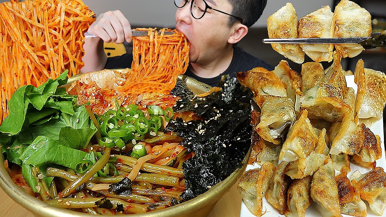 ASMR MUKBANGㅣSPICY KIMCHI BIBIM NOODLES & FRIED DUMPLINGSㅣEATING SHOW