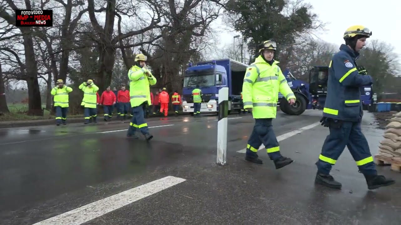 MASSIV: THW aus verschiedenen Ortsverbänden sichern mit Sandsäcken ein Wohnhaus - Osterburger Kanal
