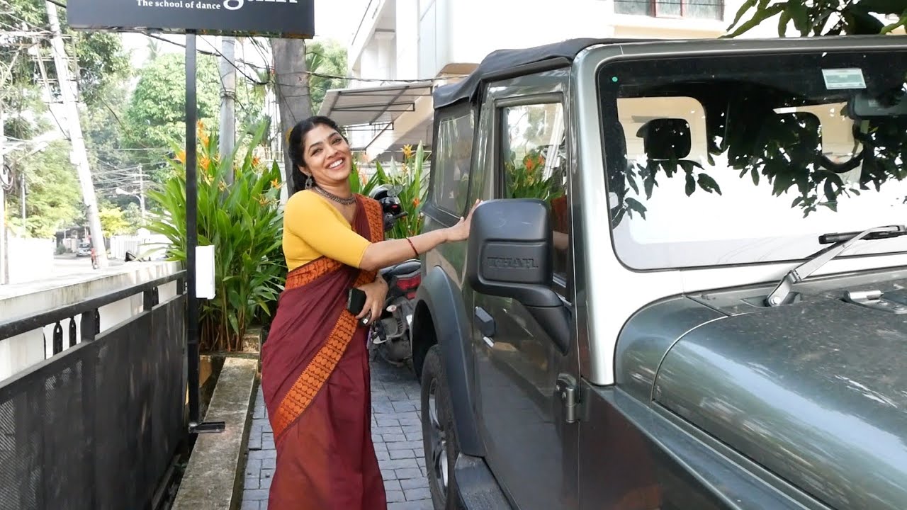 നടി റിമകല്ലിങ്ക്ൽ തന്റെ ഡാൻസ് സ്കൂൾ മാമാങ്കത്തിലേക്ക് Thar സ്വയം ഡ്രൈവ് ചെയ്ത് വന്നത് കണ്ടോ?