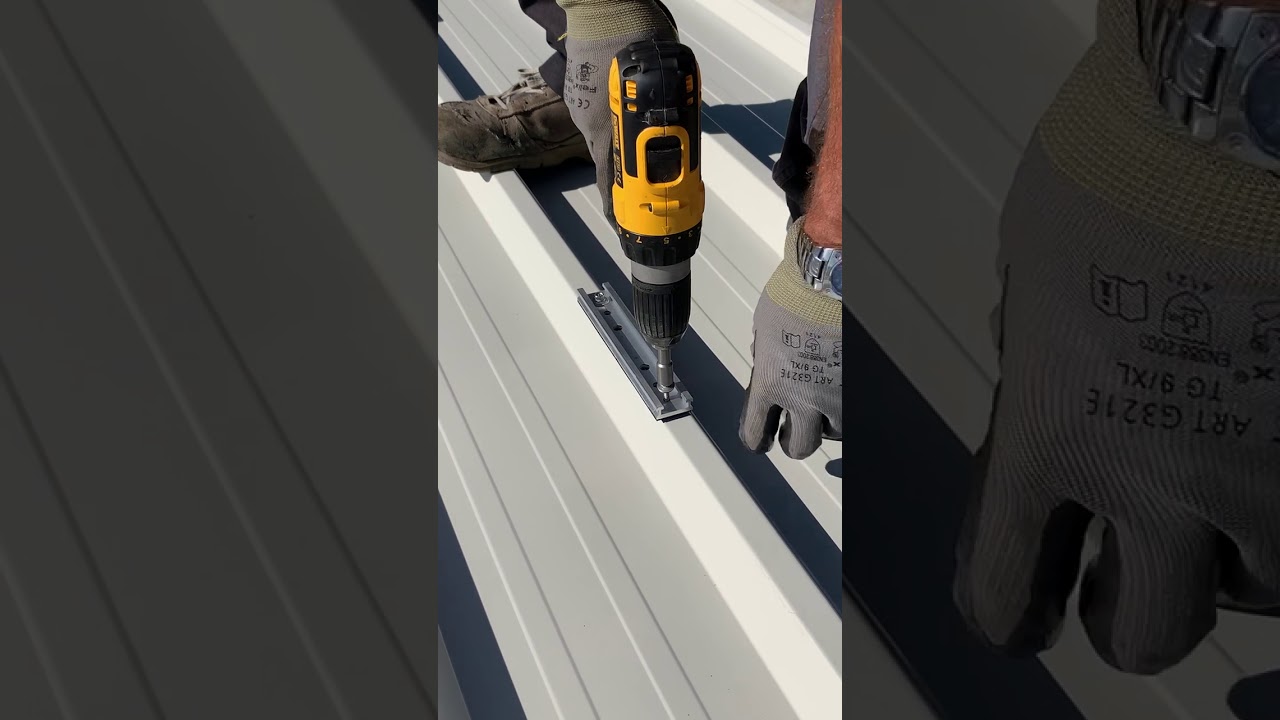 Installazione pannelli solari su lamiere grecate