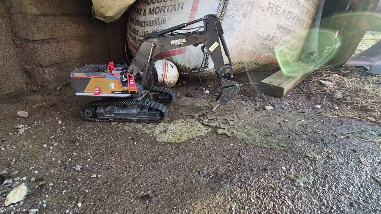 Huina 1592 with breaker hammer 
